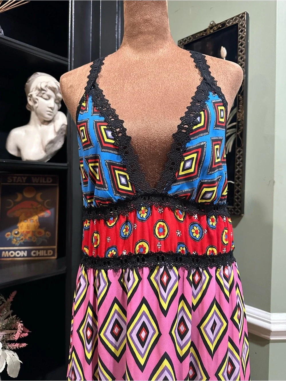 Alice + Olivia “Karolina” Crochet‑Trimmed Paneled Printed Crepe Maxi Dress - Picture 4 of 16